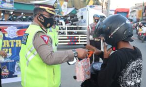 Polisi -Bagikan Ta'jil Ramadhan.jpg