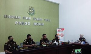 tim tabur-kejati sulteng-tangkap-tersangka.jpg