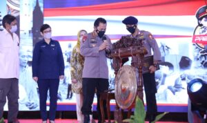 Kapolri-melaunching-aplikasi-Binmas Online System.jpg