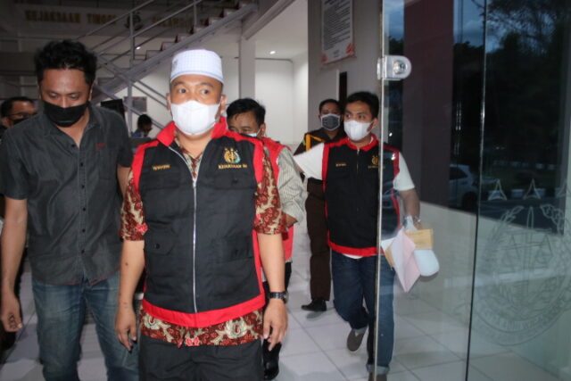 Tersangka Idhamsya Tompo Ditahan Kejati Sulteng.jpg