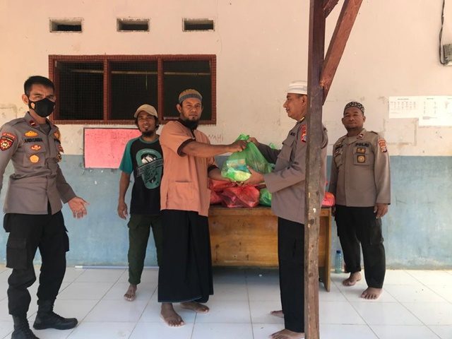 satgas madago raya berikan bantuan.jpg