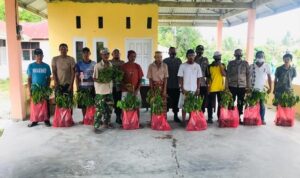 Peduli Petani Satgas Madago Raya Bagikan Bibit Nilam dan Durian.jpg