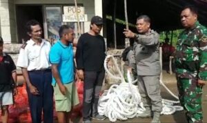 Kapolda sulteng dan Danrem 132 tadulako berbagi sembako.jpg