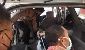 Viral Menjadi Tontonan Warga, Kapolres Ini Bantu Pasien yang Akan Jalani Persalinan.jpg