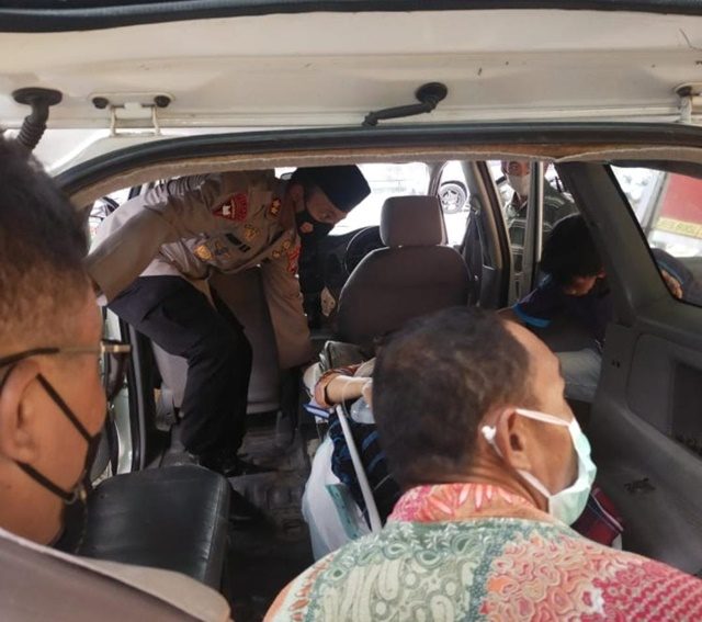 Viral Menjadi Tontonan Warga, Kapolres Ini Bantu Pasien yang Akan Jalani Persalinan.jpg