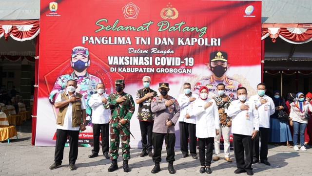 Kapolri-panglima TNI-vaksinasi-gorbogan.jpg