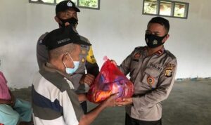 penyerahan bantuian sembako- satgas madago raya poso.jpg