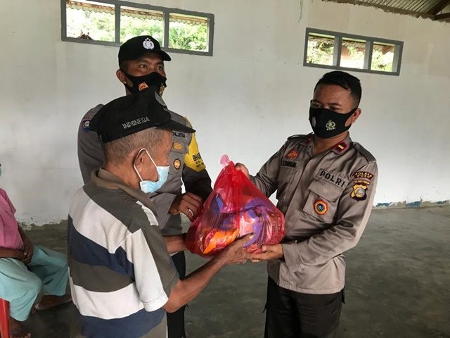 penyerahan bantuian sembako- satgas madago raya poso.jpg