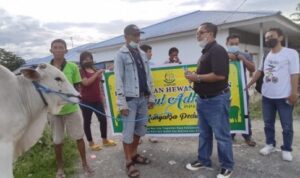 Penyerahan sapi kurban kejati sulteng kepada penyintas bencana.jpg