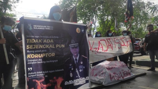 demo dikantor kejati sulteng jumat 2 Juli 2021