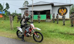 Kunjugi daerah pengamanan rawan, Kapolda sulteng naik motor trail.jpg