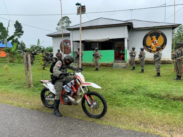 Kunjugi daerah pengamanan rawan, Kapolda sulteng naik motor trail.jpg
