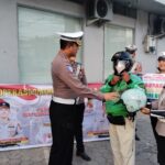 Dirlantas Polda Sulteng Kombes Pol. Atot Irawan membagikan helm SNI