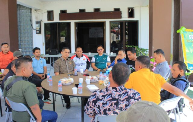 Kajari Touna Rizky Coffee Morning bersama insan pers di Kantor Kejari Touna, Jumat (1/8/2025).