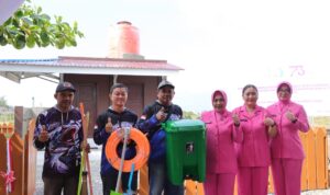 Ketua Bhayangkari Sulteng Resmikan Fasilitas MCK di Kampung Nelayan