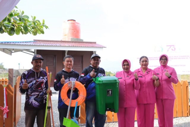 Ketua Bhayangkari Sulteng Resmikan Fasilitas MCK di Kampung Nelayan
