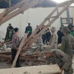 Di Tengah Reruntuhan, Satgas Madago Raya Hadir untuk Warga