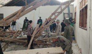 Di Tengah Reruntuhan, Satgas Madago Raya Hadir untuk Warga