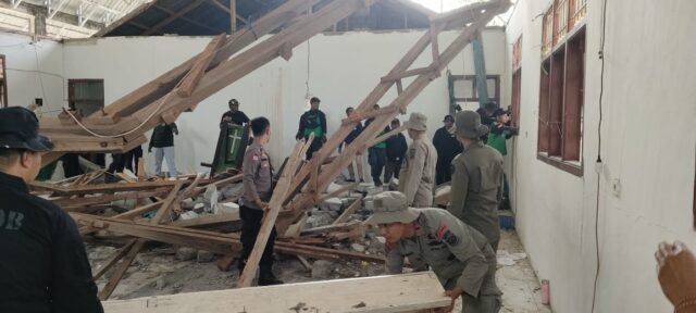 Di Tengah Reruntuhan, Satgas Madago Raya Hadir untuk Warga