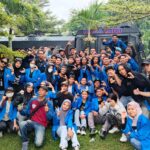 foto bersama dengan latar belakang mobil AWC (Amoured Water Canon).