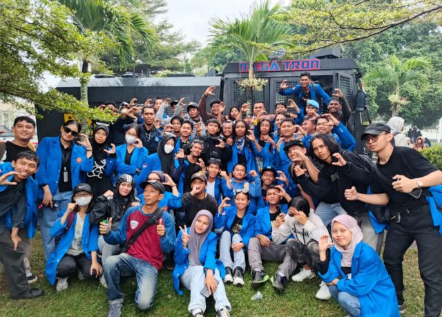 foto bersama dengan latar belakang mobil AWC (Amoured Water Canon).
