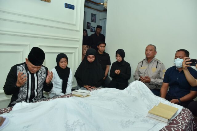 Kapolda Sulteng Melayat dan Doakan Almarhum AKBP Sugeng Lestari