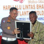 Dirlantas Polda Sulteng Beri Penghargaan Warga di Donggala