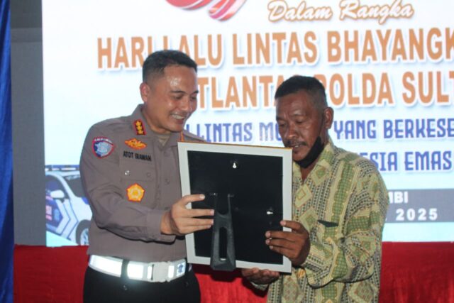 Dirlantas Polda Sulteng Beri Penghargaan Warga di Donggala