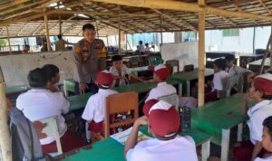 Kapolsek Ajak Siswa SDN 1 Tangkura Tetap Berprestasi