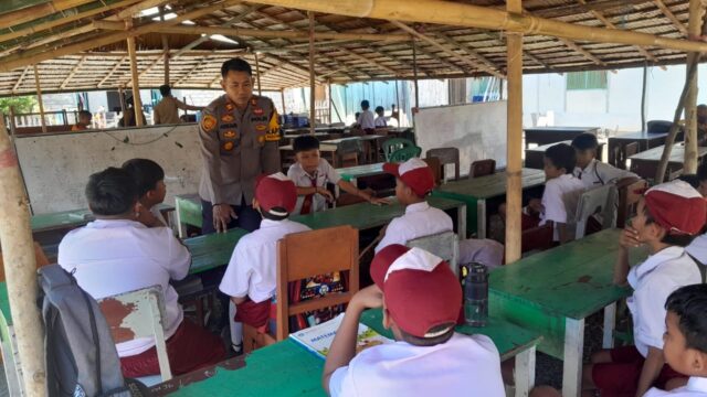 Kapolsek Ajak Siswa SDN 1 Tangkura Tetap Berprestasi