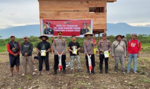 Polda Sulteng Salurkan Bansos Pertanian untuk Eks Simpatisan di Sigi