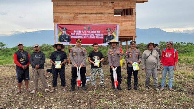 Polda Sulteng Salurkan Bansos Pertanian untuk Eks Simpatisan di Sigi