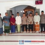 Dai Polri Satgas Madago Raya bersama jamaah Masjid Nurul Yaqin Poso