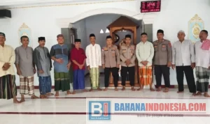 Dai Polri Satgas Madago Raya bersama jamaah Masjid Nurul Yaqin Poso