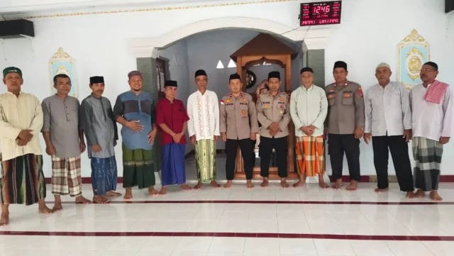 Dai Polri Satgas Madago Raya bersama jamaah Masjid Nurul Yaqin Poso