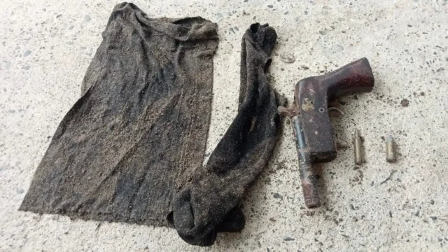 Warga Sausu Serahkan Temuan Senpi Rakitan ke Satgas Madago Raya