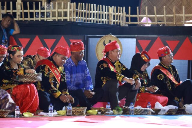 IMG-20251025-WA0003 pembukaan Festival Danau Poso (FDP) ke-25 tahun 2025. Kegiatan digelar pada Jumat (24/10/2025) malam di Anjungan FDP, Kelurahan Pamona, Kecamatan Pamona Puselemba, Kabupaten Poso.