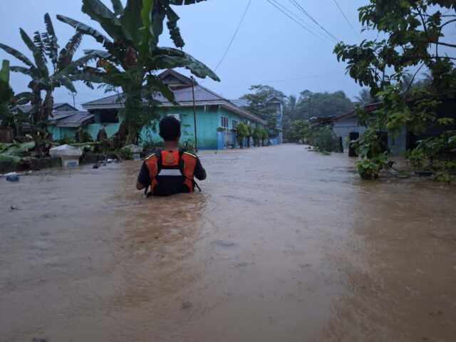 IMG-20251026-WA0017 Banjir di Tuweley, Tim SAR Dikerahkan Evakuasi Warga