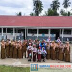 upacara bendera yang diikuti oleh personel Satgas III Preventif Ops Madago Raya bersama para guru dan siswa SDN pasau