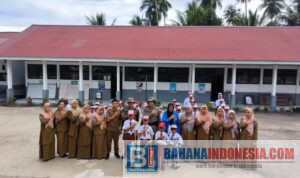 IMG-20251027-WA0040 upacara bendera yang diikuti oleh personel Satgas III Preventif Ops Madago Raya bersama para guru dan siswa SDN pasau