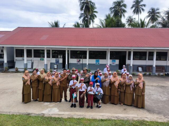 IMG-20251027-WA0040 upacara bendera yang diikuti oleh personel Satgas III Preventif Ops Madago Raya bersama para guru dan siswa SDN pasau