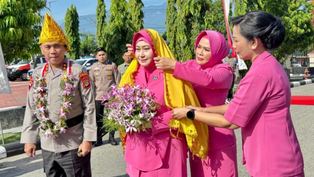 Tradisi Adat Kaili Sambut Langkah Pertama Irjen Endi Sutendi sebagai Kapolda Sulteng