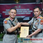 suasana haru menyelimuti halaman Mapolda Sulteng saat dilangsungkan tradisi Pedang Pora sebagai bentuk penghormatan terakhir bagi Irjen Agus Nugroho.
