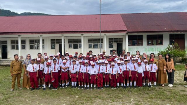 Satgas Madago Raya Tanamkan Jiwa Nasionalisme ke Siswa SDN Taunca