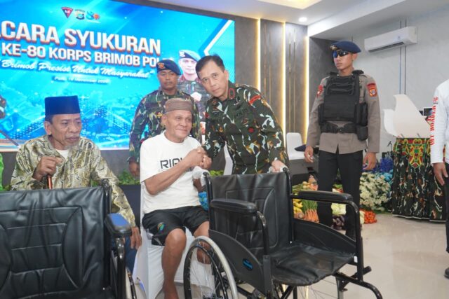Tebar Kebaikan, Kapolda Sulteng Salurkan Bansos di Momen HUT ke-80 Korps Brimob Polri