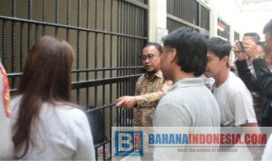 isioner Komisi Kepolisian Nasional (Kompolnas), Mohammad Choirul Anam, mengecek langsung proses penanganan dugaan penggelapan mobil yang melibatkan oknum anggota, Briptu Yuli Setyabudi