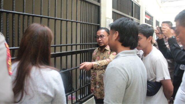 isioner Komisi Kepolisian Nasional (Kompolnas), Mohammad Choirul Anam, mengecek langsung proses penanganan dugaan penggelapan mobil yang melibatkan oknum anggota, Briptu Yuli Setyabudi