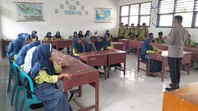 Cegah Pengaruh Negatif, Satgas Madago Raya Intensif Beri Edukasi ke Pelajar SMP di Poso Pesisir