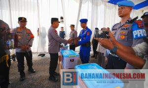 Kapolri Jenderal Polisi Drs. Listyo Sigit Prabowo, M.Si menunjukkan kepedulian dan empati kepada anggota Polri yang terdampak bencana alam di wilayah Polda Sumatera Barat