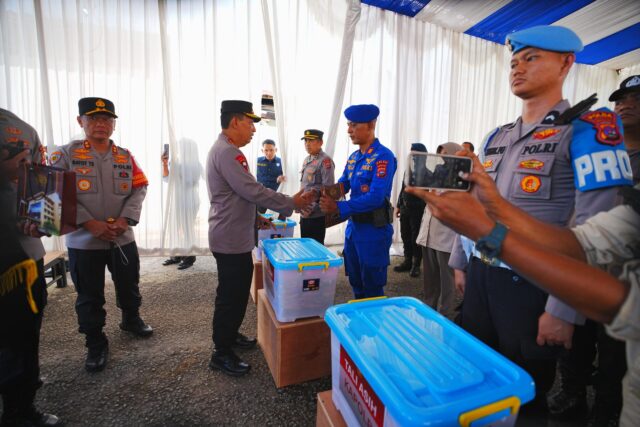 Kapolri Jenderal Polisi Drs. Listyo Sigit Prabowo, M.Si menunjukkan kepedulian dan empati kepada anggota Polri yang terdampak bencana alam di wilayah Polda Sumatera Barat